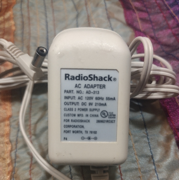 Radio Shack AC adapter Part # AD-313. ( OUTPUT 9v ) - Picture 2 of 5
